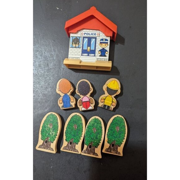 Kidkraft Wooden Police Station/ Stand/ Wooden Tree , figures Replacement parts - Picture 3 of 3